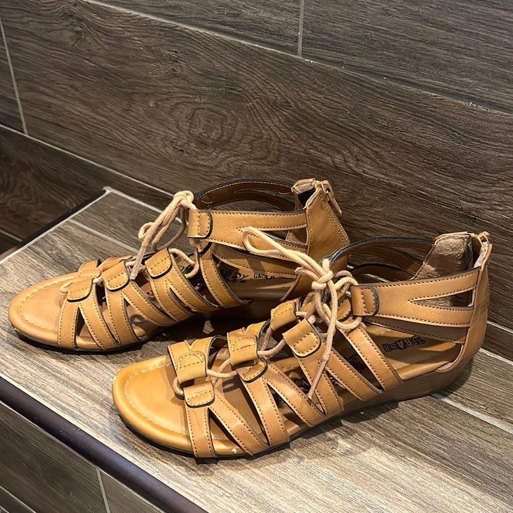 Lace up sandals with heel zipper